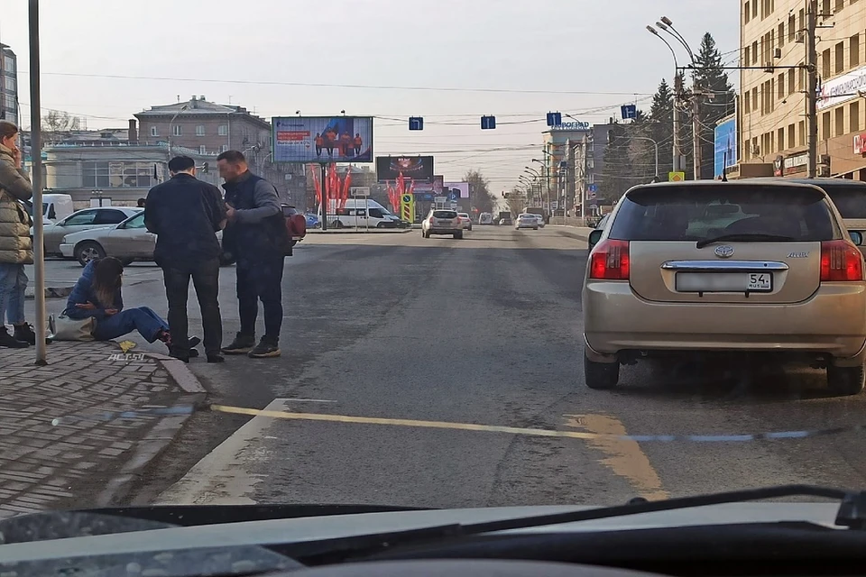 Водитель "Тойоты" сбил молодую сибирячку в центре Новосибирска. Фото: "АСТ-54".