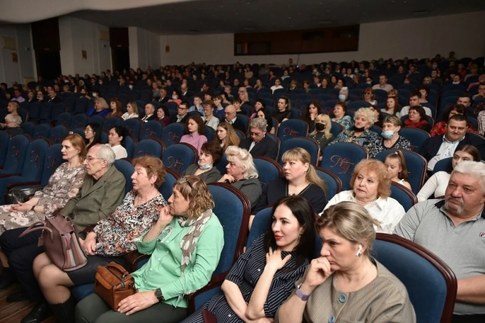Актеры музыкального театра подарили медикам спектакль в Хабаровске