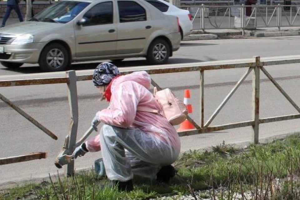 Обновление покрытия помогает сохранить конструкцию забора, продлить срок его службы. Фото: администрация Рязани.