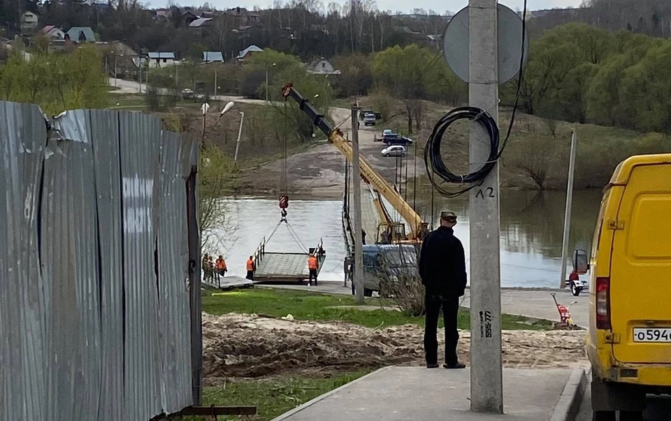 Установка моста на Воробьевской переправе.