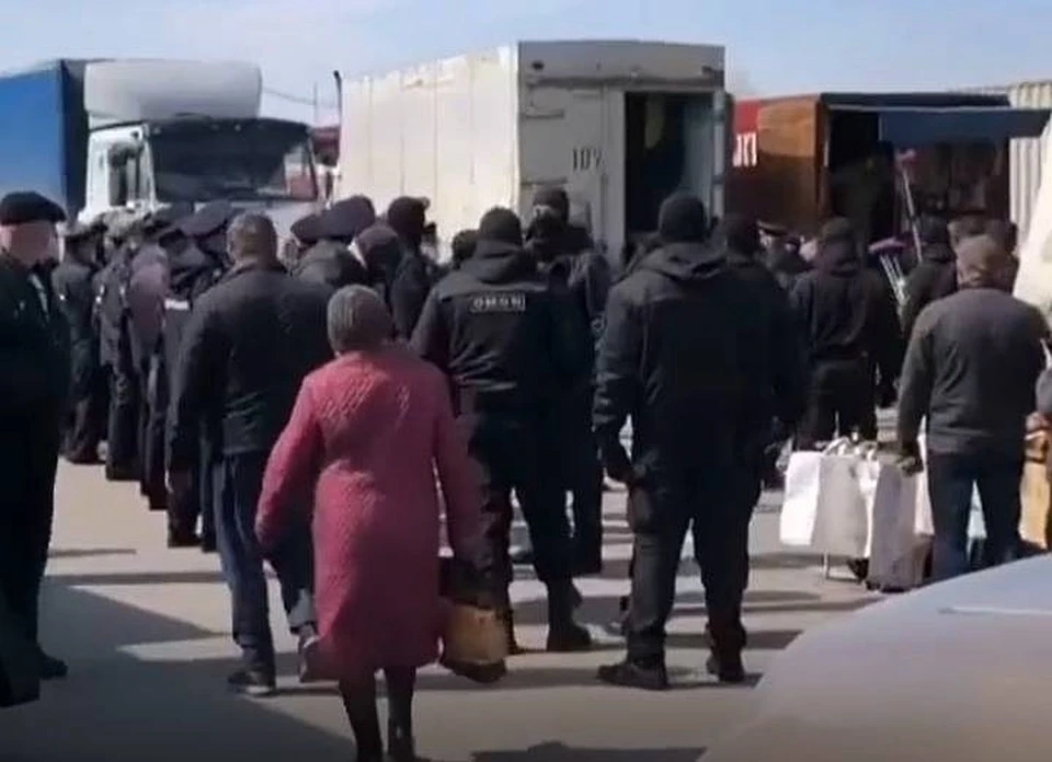 На один из рынков приехали военные и ОМОН. Фото: читатель "КП-Ростов-на-Дону"