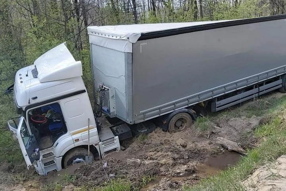 Фура угодила в кювет. Фото:instagram/dps.control