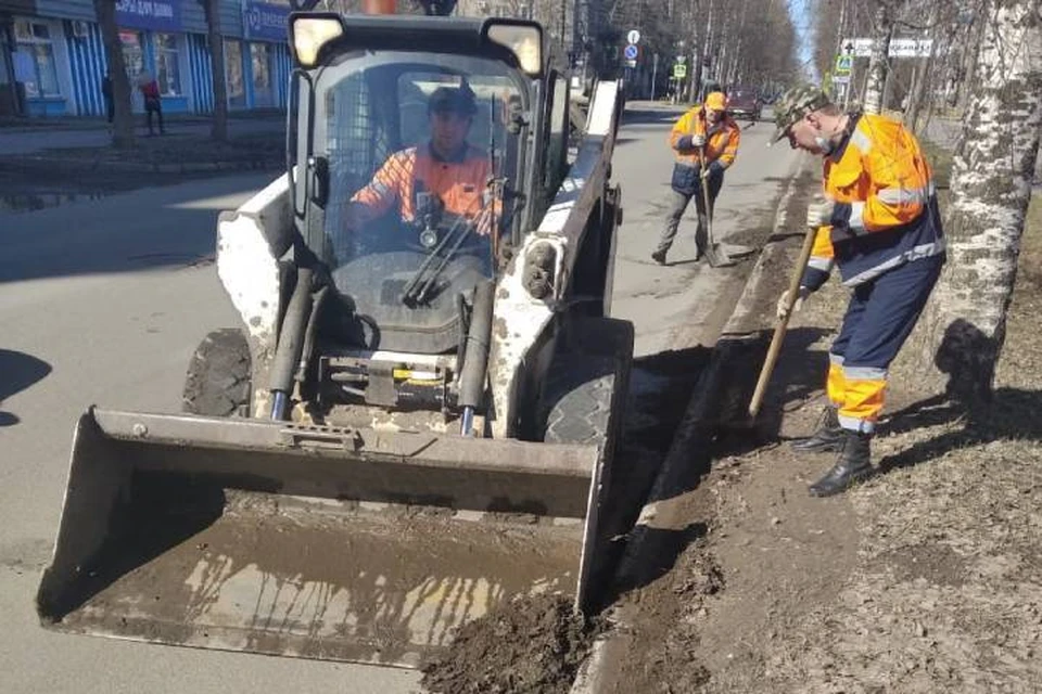 Кировская подрядная организация АО «Гордормостстрой» отчиталась о текущей работе по уборке мусора и грязи с городских улиц. Фото: admkirov.ru