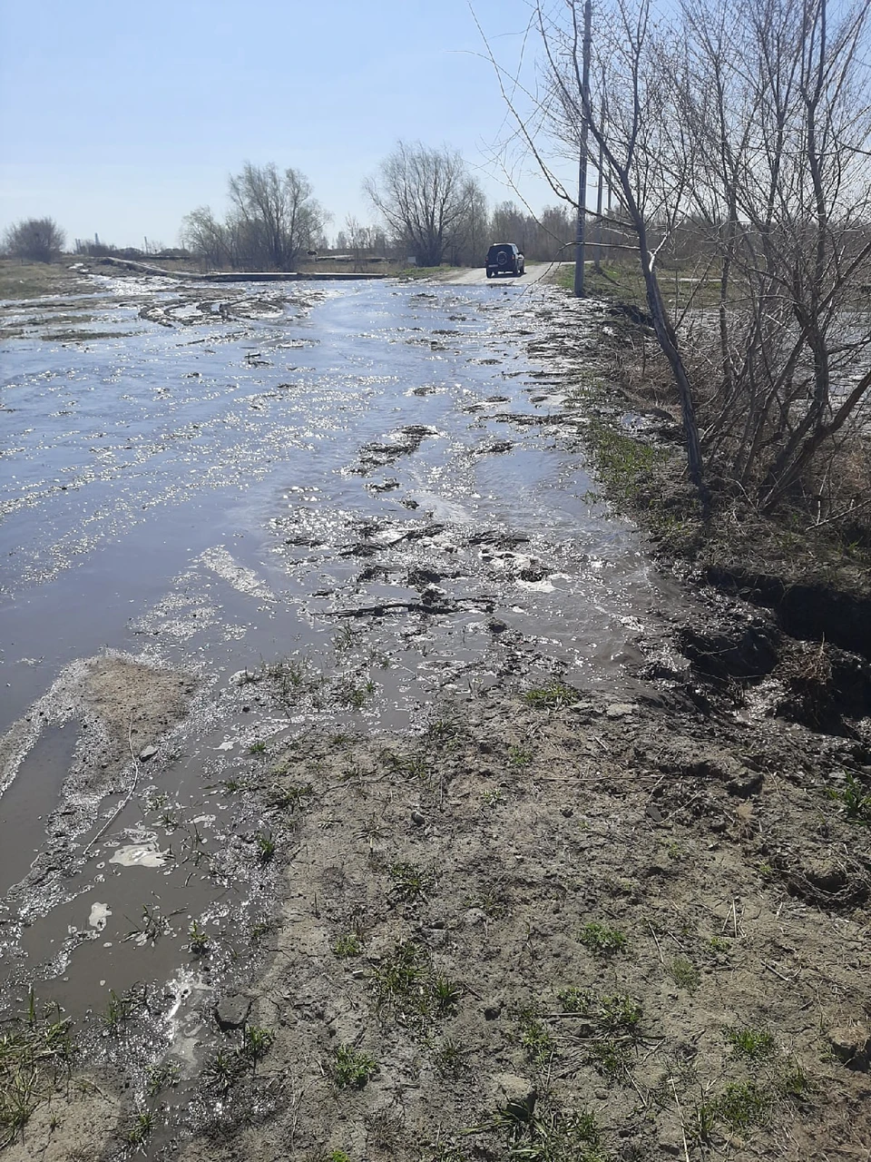 Вода вперемешку с золой и грязью может попасть в местное озеро.
