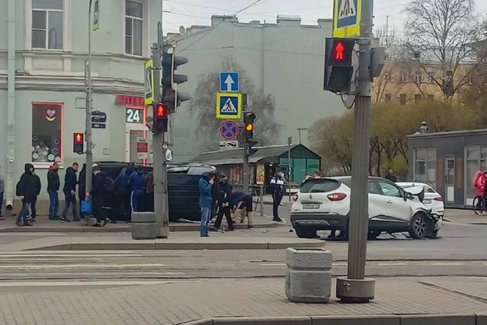 Автомобиль перевернулся при ДТП в центре Петербурга