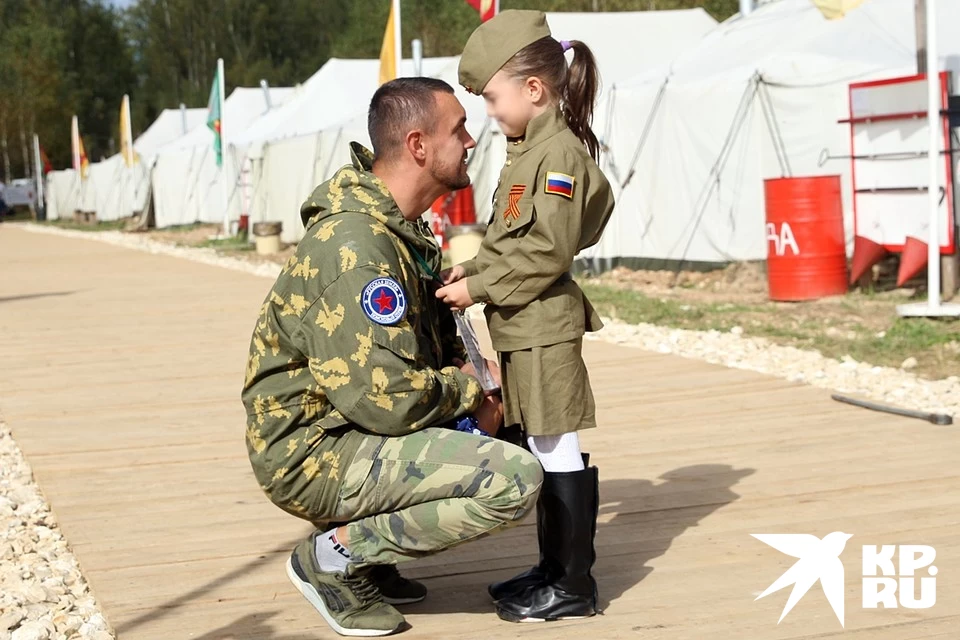 Малыши готовились к параду с родителями и воспитателями.