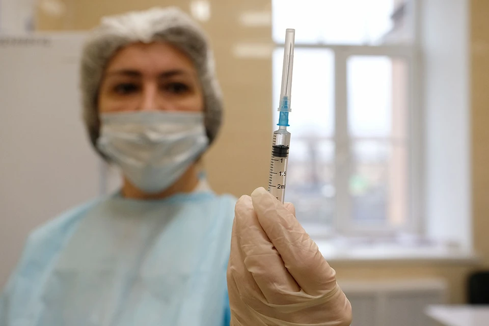 В России в гражданский оборот поступила третья отечественная вакцина от коронавируса.