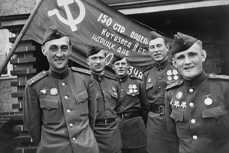 Берлин 1945 года. Знамя Победы перед отправкой в Москву. Крайний справа - Степан Неустроев.