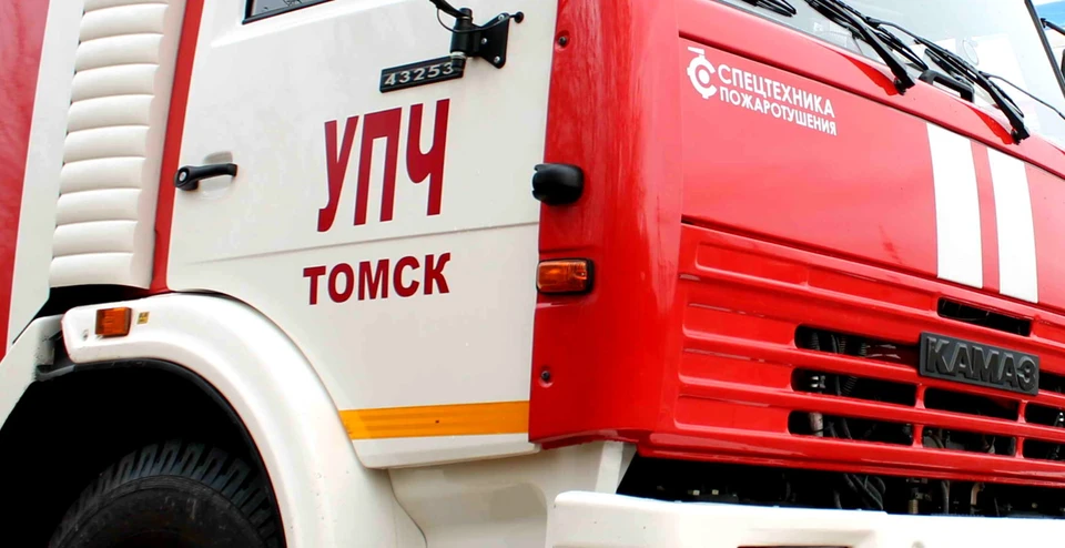 Из-за пожара на балконе пострадал целый этаж девятиэтажки в Томске
