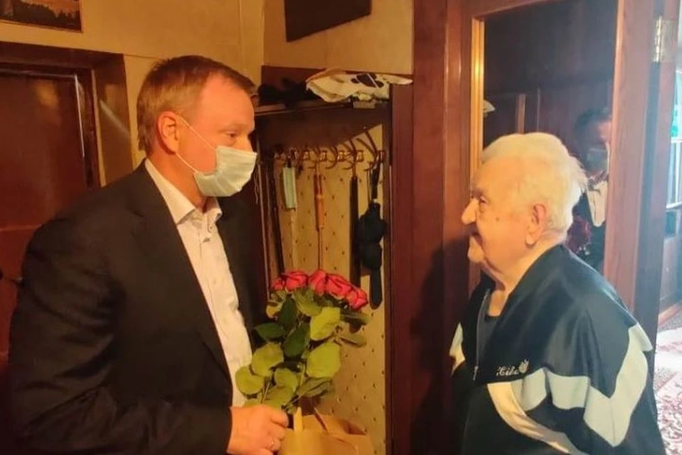 Вадим Артемов поблагодарил ветерана за трудовой и ратный подвиг Фото: сайт правительства Ростовской области