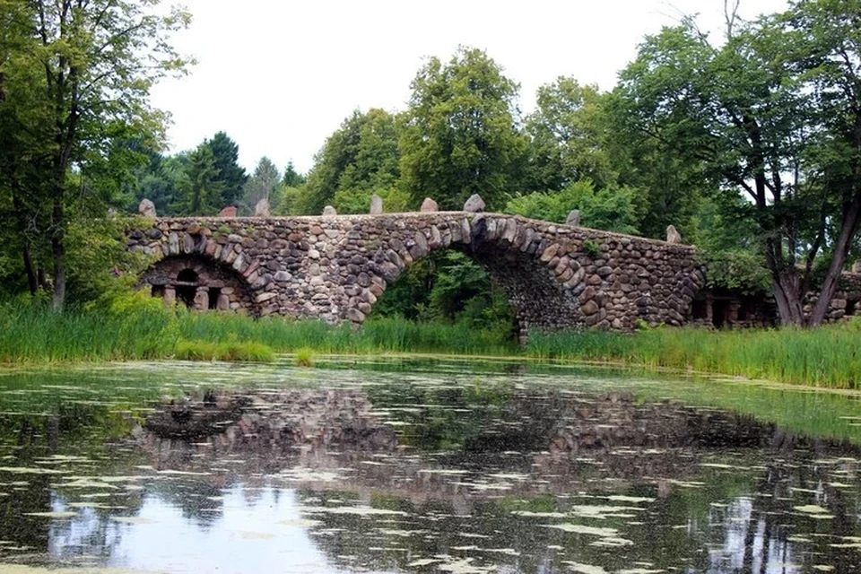 Валунный мост уникален - построен без единого гвоздя и держится за счёт веса камней. Фото: VK/Музей «Василёво»