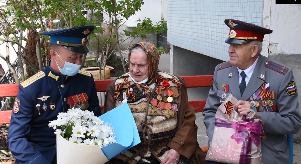 Военнослужащий поздравили ветеранов с Днем Победы