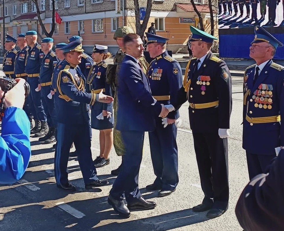 Михаил Ведерников поздравляет военнослужащих с 76-ей годовщиной Победы