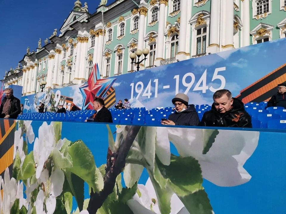 Участники парада Победы в Петербурге поделились своими эмоциями в День Победы.