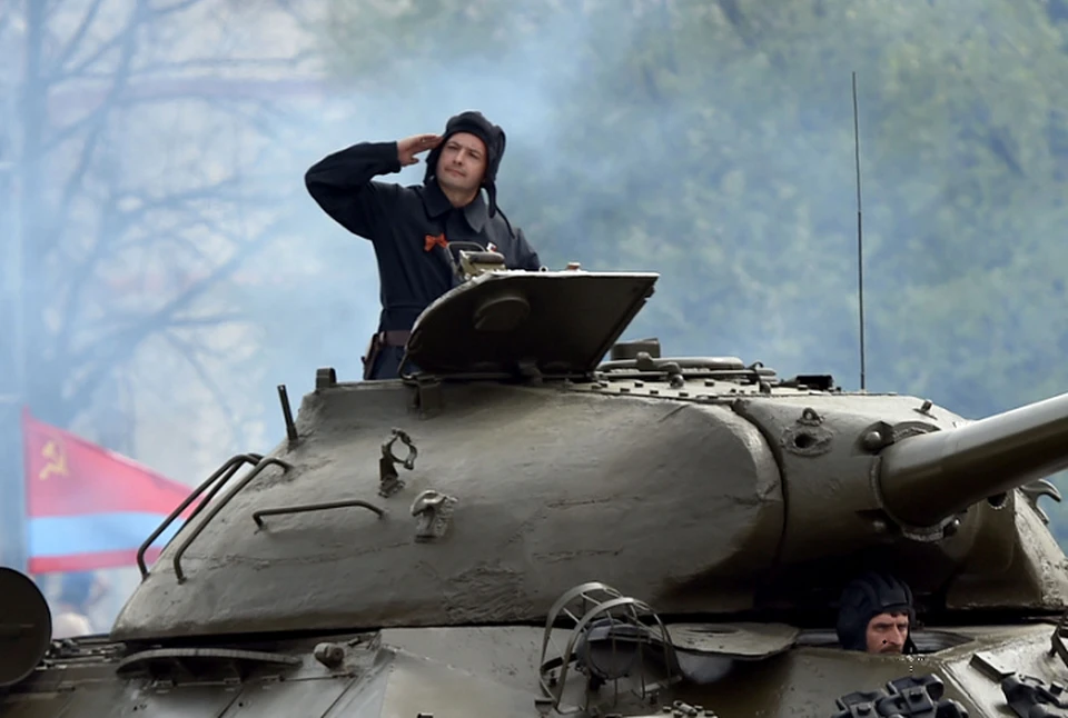 Дамир Юсупов проехал на танке ИС-3. Фото: пресс-служба УГМК