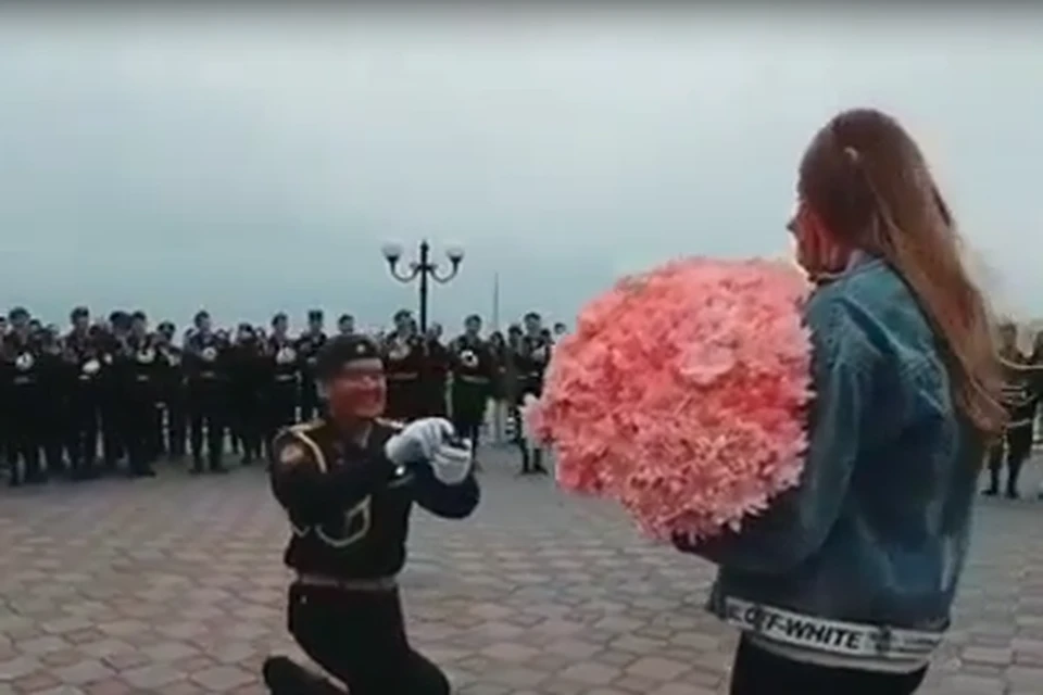Курсант вручил девушке цветы, а затем встал перед ней на одно колено. Фото: www.instagram.com/blagmedia