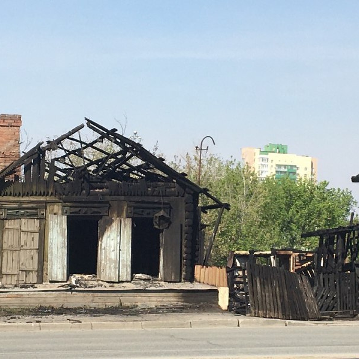 Названа причина пожара в старом доме в центре Челябинска, где хотят  построить 55-этажный небоскреб - KP.RU