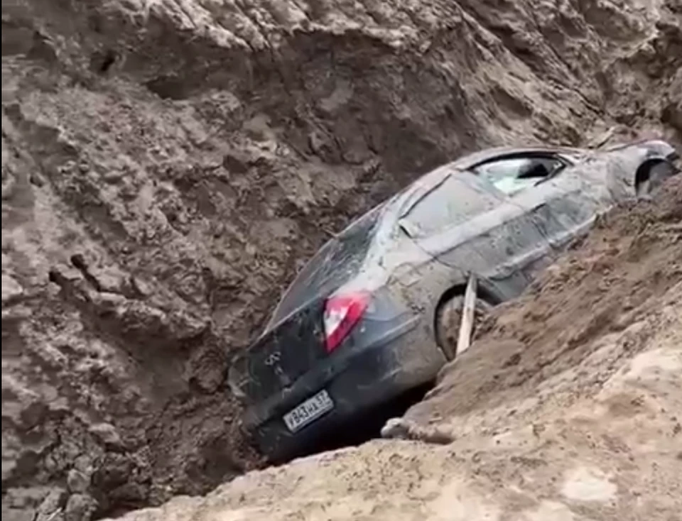 В Тульской области сорвался с обрыва автомобиль