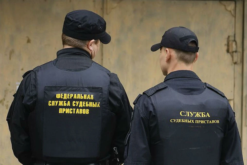 Судебные приставы арестовали смартфон сибиряка, не оплатившего штраф ГИБДД