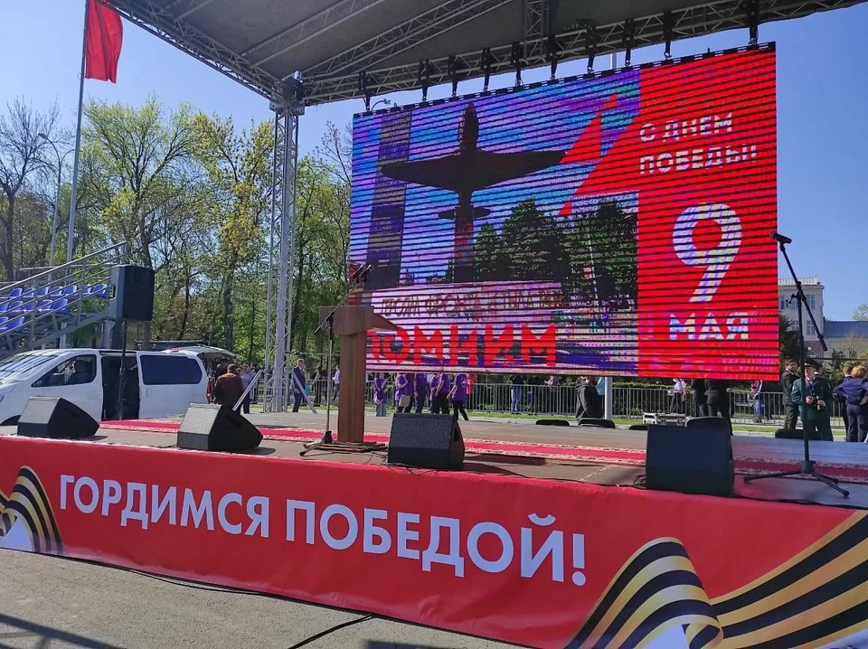 Сцена на Театральной площади в Саратове