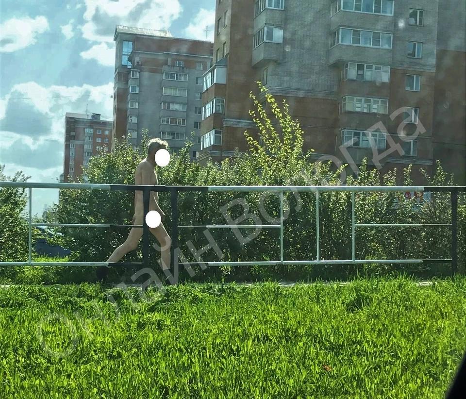 Мужчина прошелся нагим по оживленным улицам средь бела дня. Фото: группа Онлайн Вологда