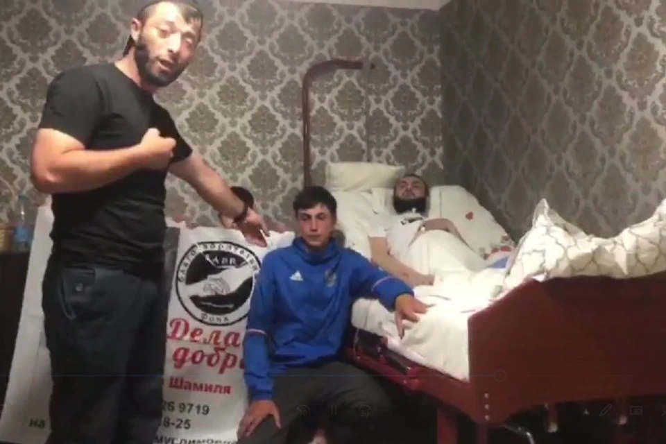 Волонтеры в комнате Шамиля Мирзаева рассказывают про кражу средств. Фото: стоп-кадр видео с претензией