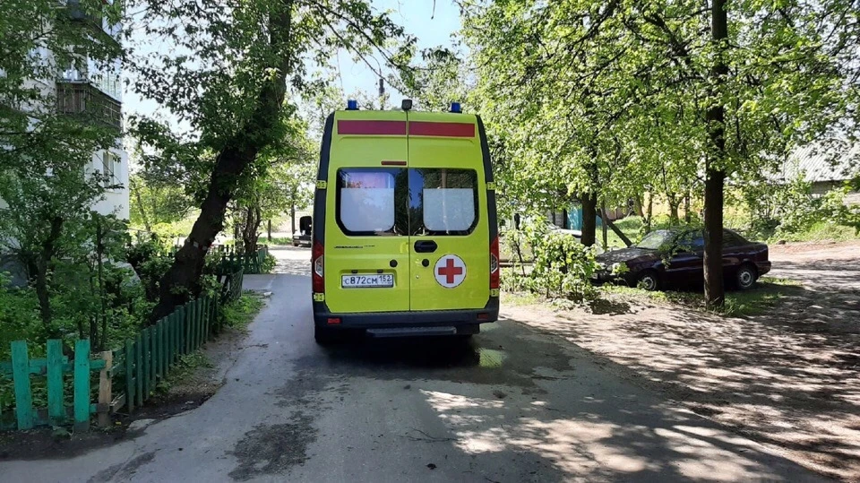 Мальчик уперся на москитную сетку и она не выдержала. Фото: Дзержинское телевидение.