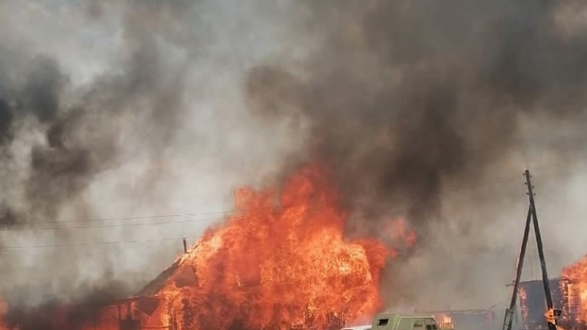 Успели только схватить детей и выбежать»: На севере Омской области почти  полностью сгорела еще одна деревня - KP.RU