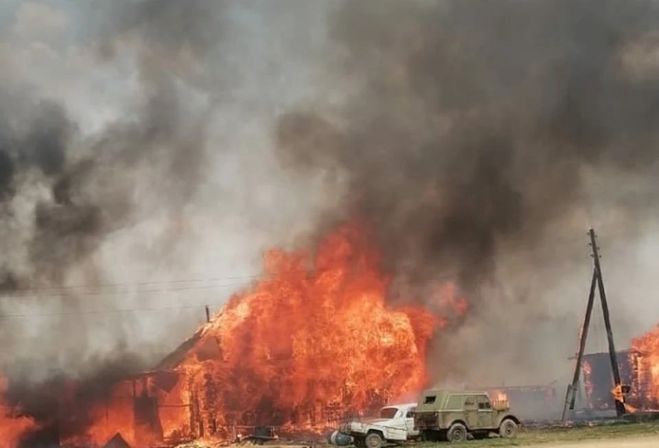 Страшный пожар уничтожил и большой дом многодетной семьи. Фото: vk.com/gazetavpered