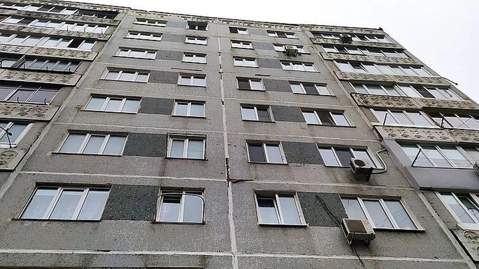 Люди заверяют, что дом трещит по швам.