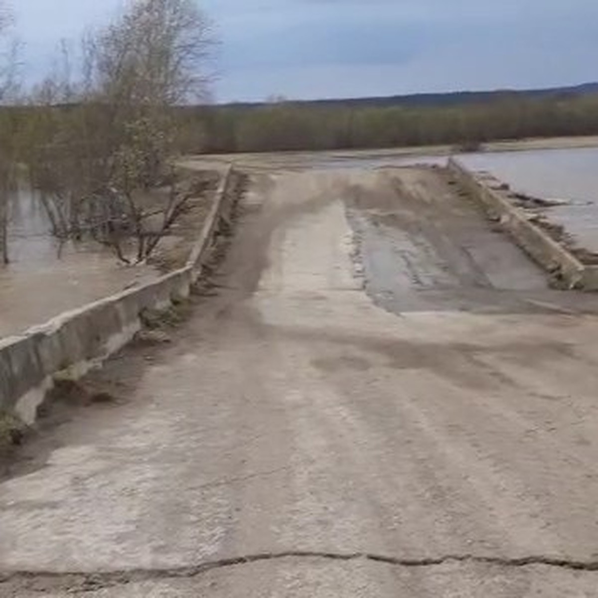 Бетонный мост провалился в переполненную реку на севере Сахалина - KP.RU