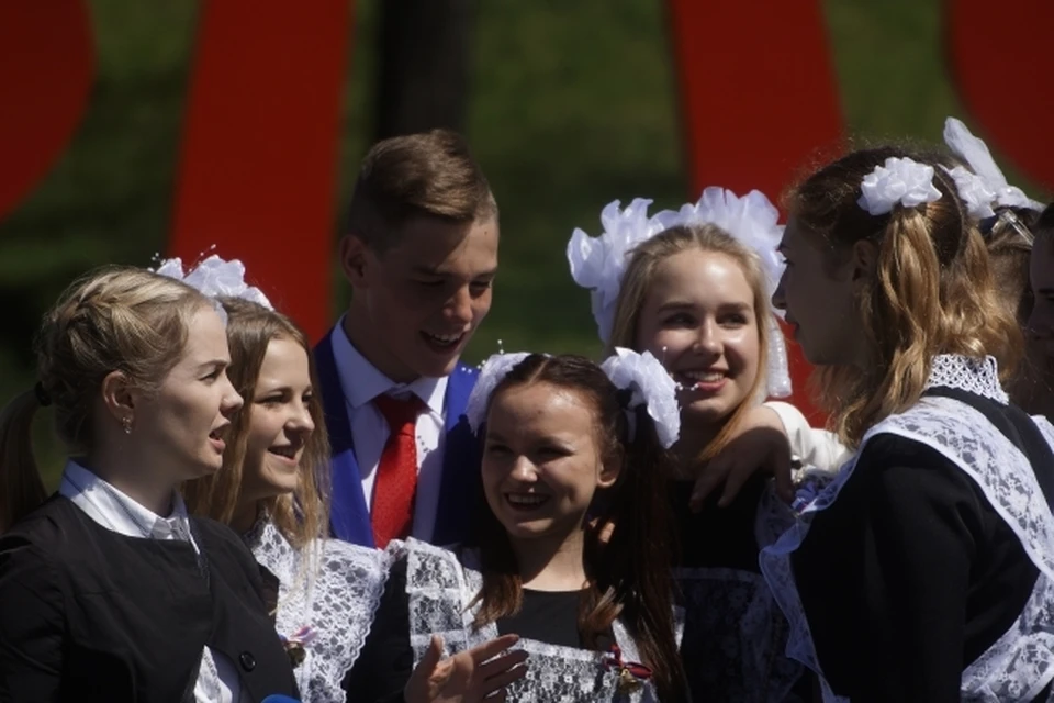 Родители могут посетить мероприятие, но они обязаны соблюдать санитарные нормы и правила, которые, в том числе, подразумевают наличие определенного количества людей в помещении.