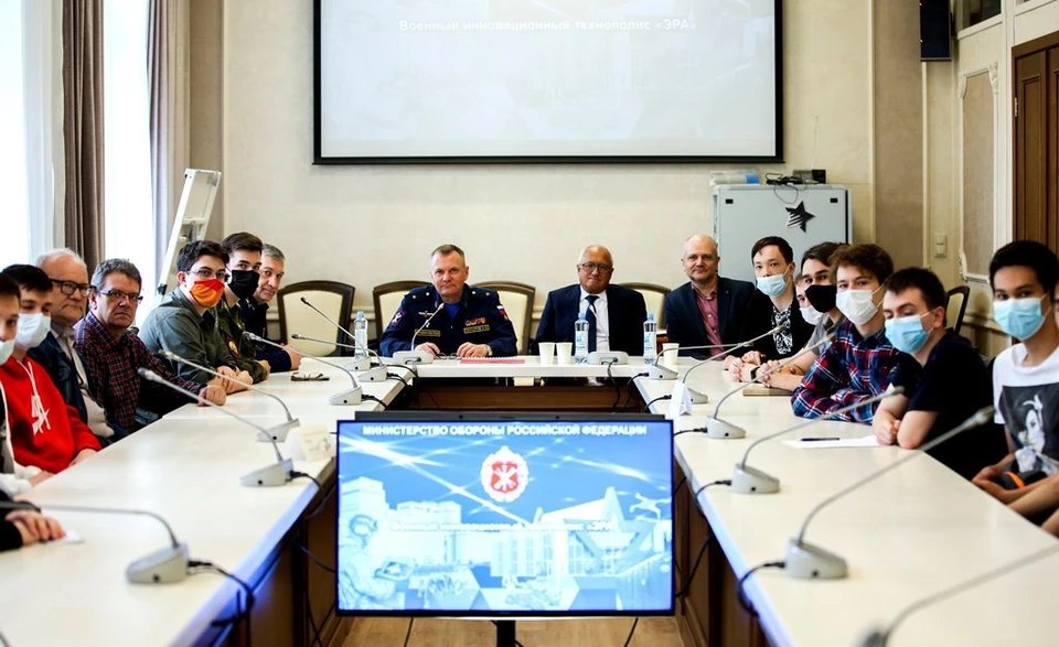 Ученые, военные и студенты собрались за одним столом. Фото: сайт ТГУ