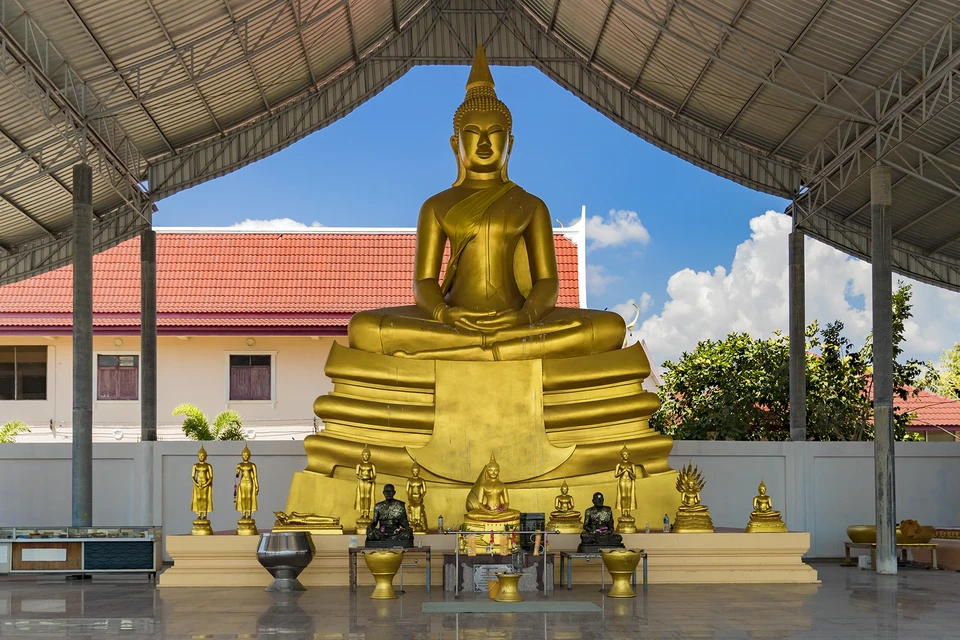 В Таиланде граждан на прививку от ковида заманивают золотом и коровами.