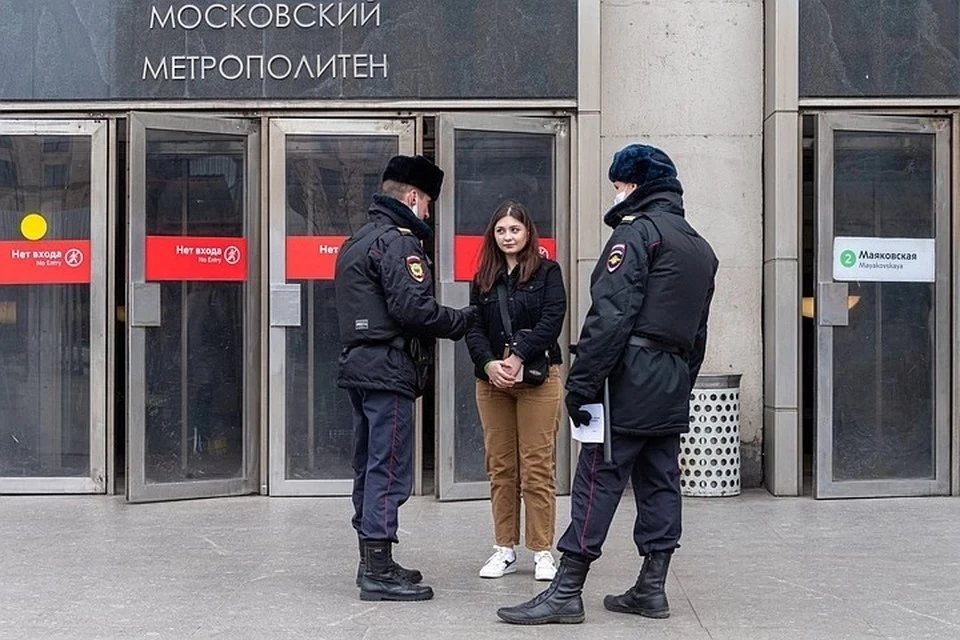 Пропускать проверять. Передвижение по Москве. Пропуск в общественные места. Цифровой пропуск в общественные места фото. Пропуск на вокзале.