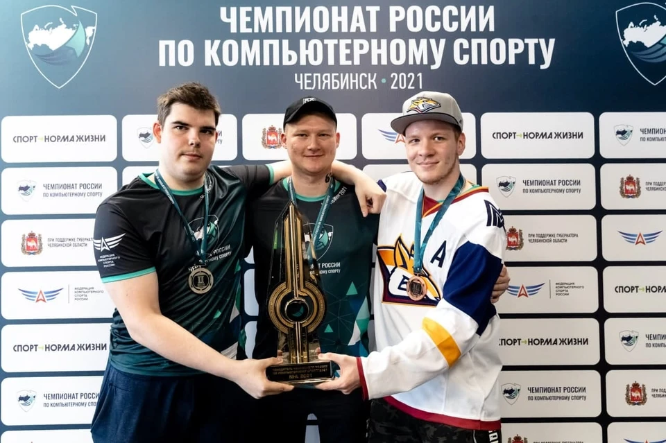 Максим Труханов в центре. Фото: Павел Табарчук