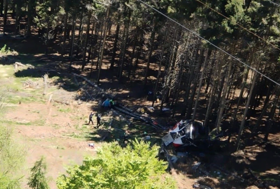 В Италии упала кабина фуникулера, погибли восемь человек. Фото: Twitter/@emergenzavvf.