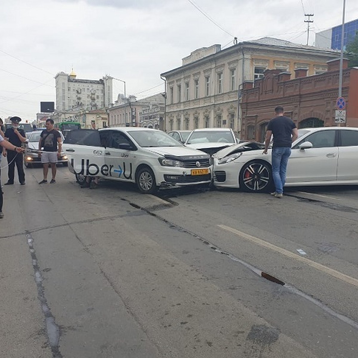 В центре Екатеринбурга водитель Porsche спровоцировал массовое ДТП, в  котором женщина получила травму позвоночника - KP.RU