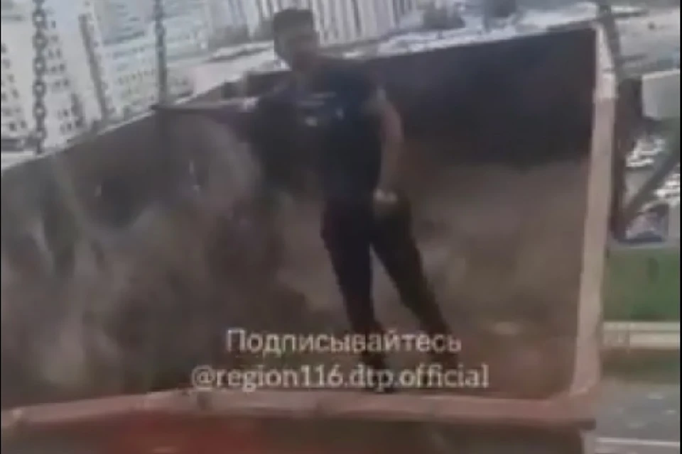 Мужчина явно был без страховки.