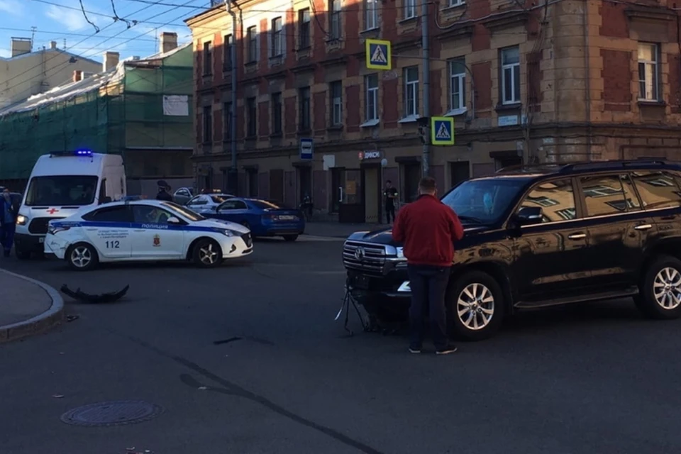 В Петербурге полицейский автомобиль столкнулся с "Тойотой". Фото: vk.com/dorinspb