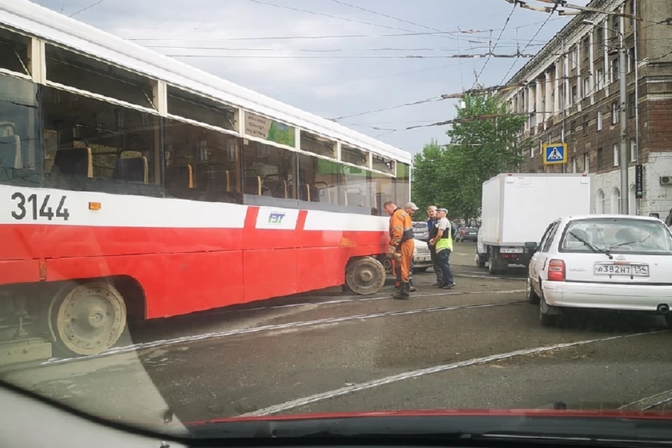 В Новосибирске трамвай сошел с рельсов.