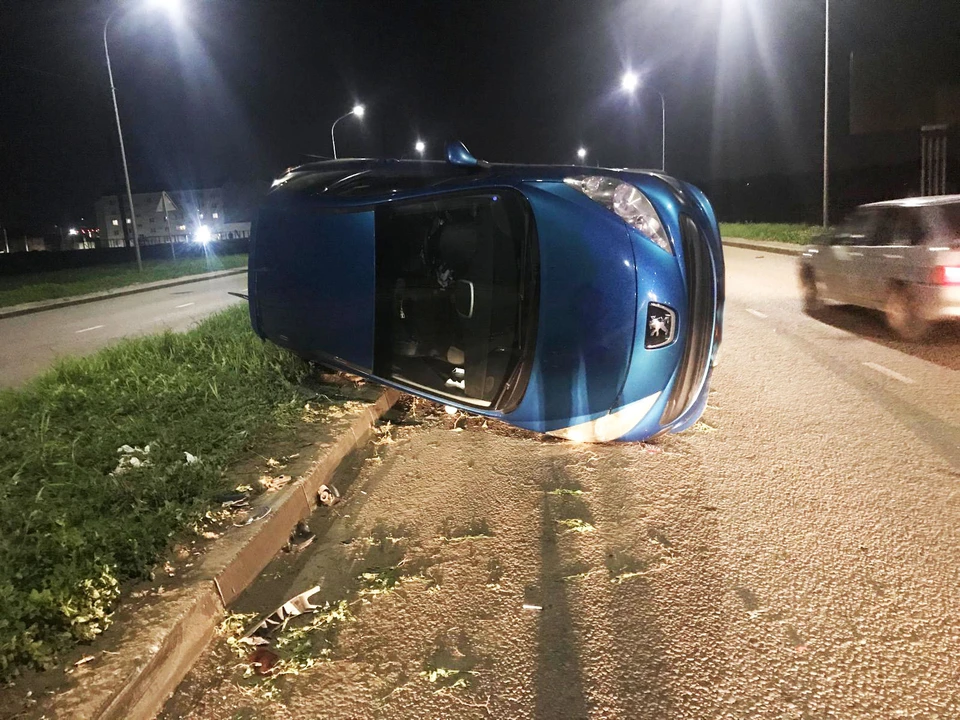 Одна из машин после удара опрокинулась на бок