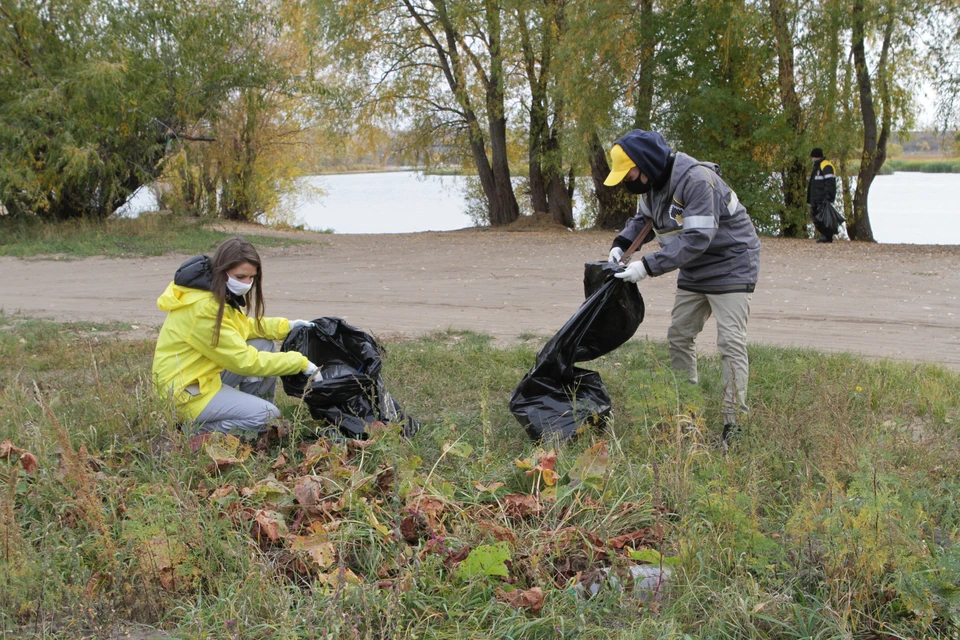 Чтобы поддержать природу родного края, нефтяники регулярно участвуют в экологических субботниках. Фото: АО «Самаранефтегаз».