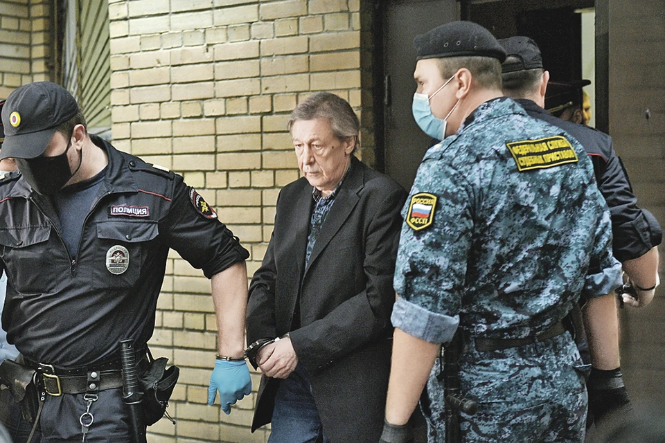 По прикидкам адвокатов, Ефремов пробудет в Москве под домашним арестом довольно долго. Фото: Евгений БИЯТОВ/РИА Новости
