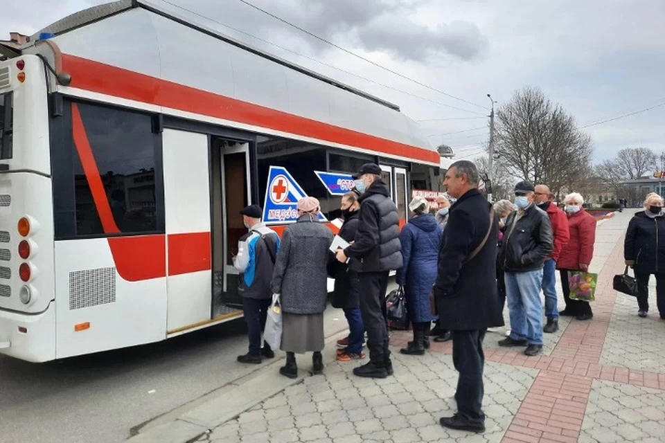 В минувшую пятницу в передвижном пункте на площади Советской в Ялте первый компонент вакцины получили 130 человек.