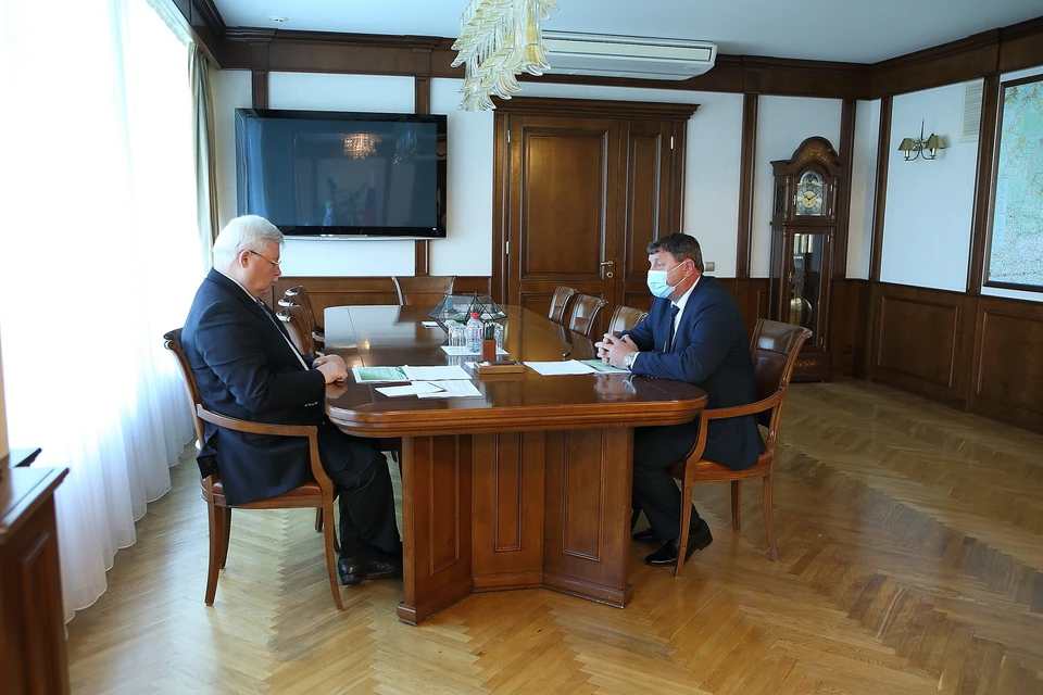 Глава региона особое внимание уделил работе районной власти по восстановлению занятости и доходов людей.