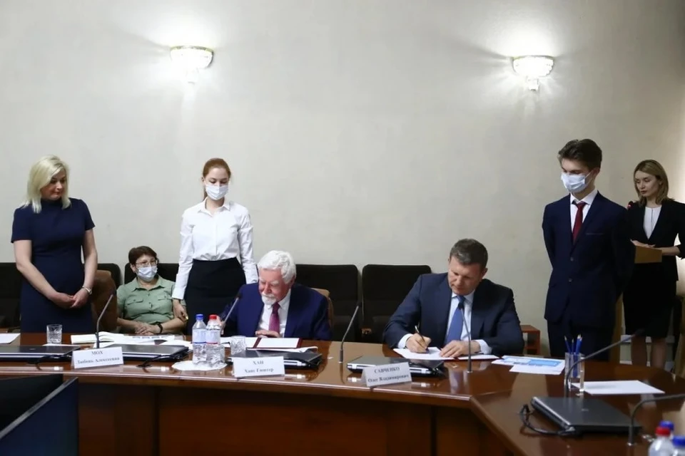 На встрече с главой региона руководители компаний подписали меморандум о сотрудничестве. Фото: пресс-служба администрации губернатора Астраханской области.