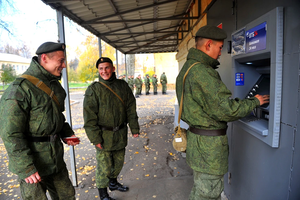 К 1 октября 2021 года военнослужащим РФ повысят зарплату.