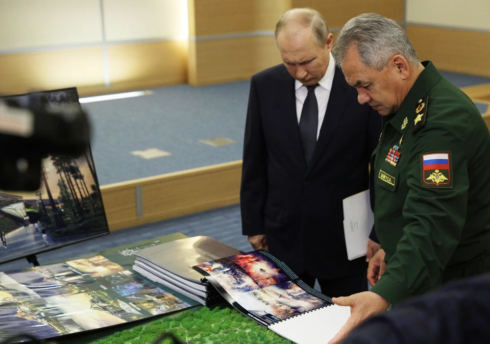 Президент РФ Путин осмотрел макет нового здания музея Вооруженных Сил в парке "Патриот". Фото: Сергей Ильин/пресс-служба президента РФ/ТАСС