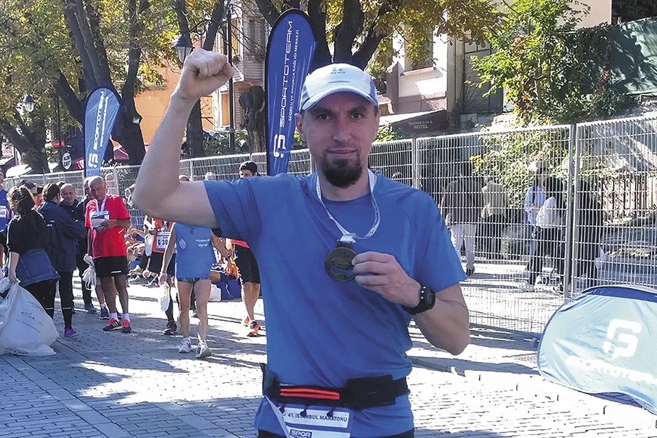 Александр Гранкин пробежал 42 км вдоль пролива Босфор. Фото Тольяттиазот.